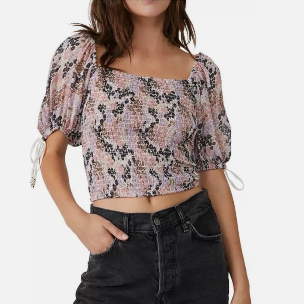 🆕FREE PEOPLE PINK AND GRAY PUFF SLEEVE SMOCKED BLOUSE ( Sz XS. / S )